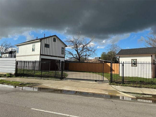 Building Photo - 8321 Coma St