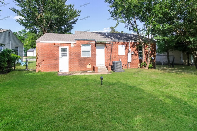 Building Photo - 1104 Jet Dr