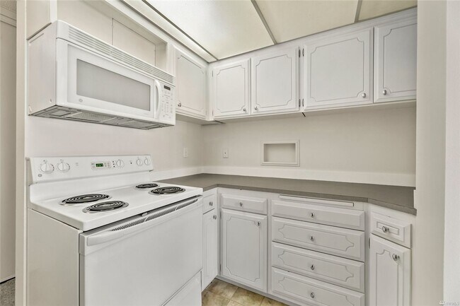 Building Photo - Spacious 1 bed/1bath, Parking included!
