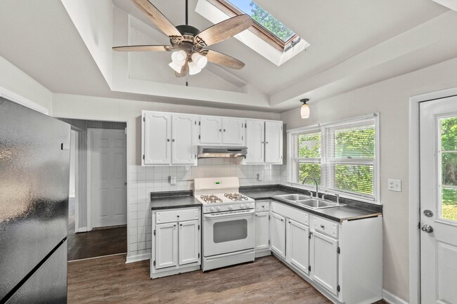 Building Photo - 3 Bedroom Home Available NOW