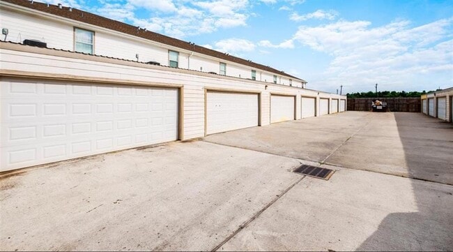 Building Photo - 11905 Algonquin Dr