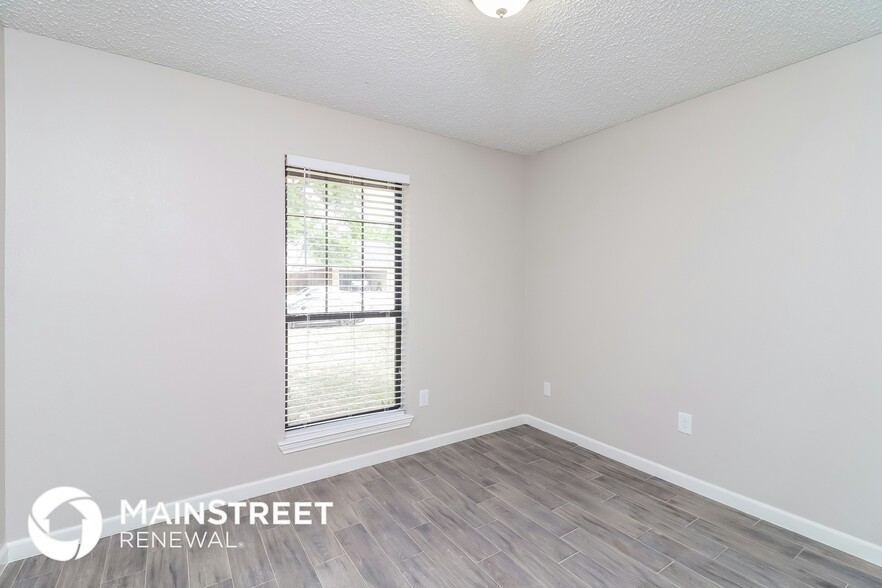 Building Photo - 6223 Fernwood Dr