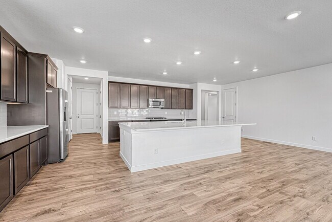 Building Photo - $4,450.00, 5 bed, 4.5-bath located in Broo...