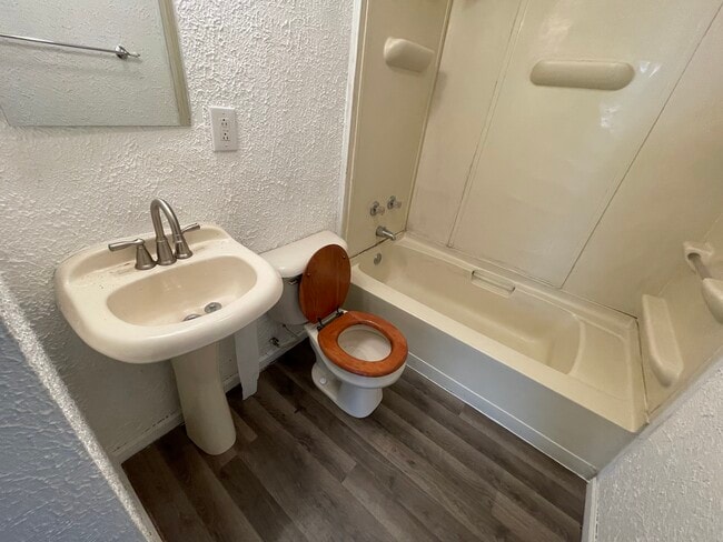 Building Photo - 921 NW D St