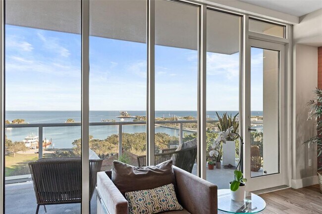 Building Photo - 176 4th Ave NE