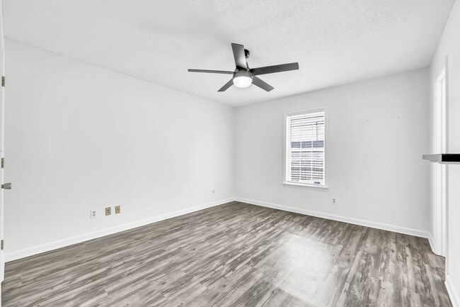 Building Photo - 925 Granny White Rd