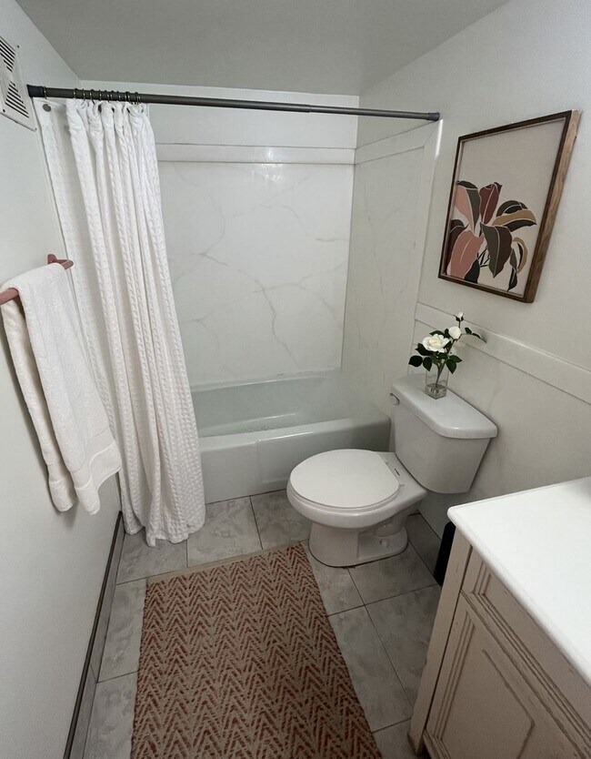 Building Photo - 2 Bedroom Condo for Rent