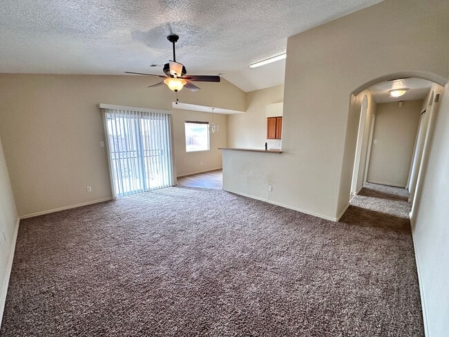 Building Photo - Super cute 3 bed 2 bath home in Huning Ranch. MOVE IN SPECIAL! 1/2 OFF 2ND MONTHS RENT!