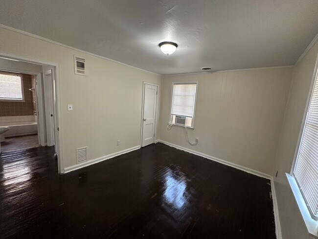 Building Photo - 454 E Norwood Ave