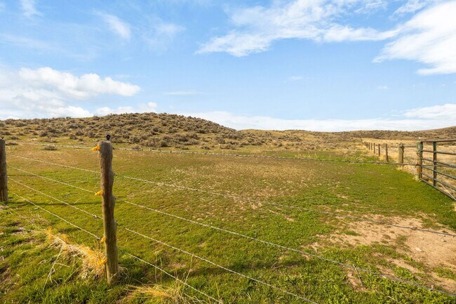 Building Photo - Spacious 6-bedroom, 4.5-bathroom home is i...
