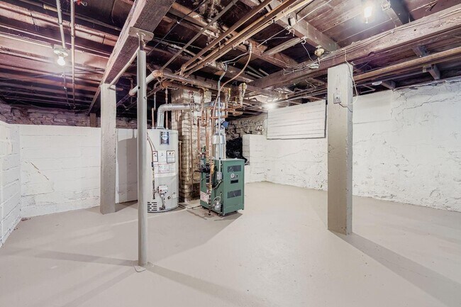 Building Photo - 2630 14th Ave S