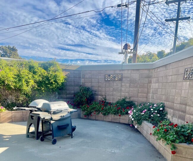 Building Photo - Coming Soon!! Downstairs studio, with water, trash and basic cable included!