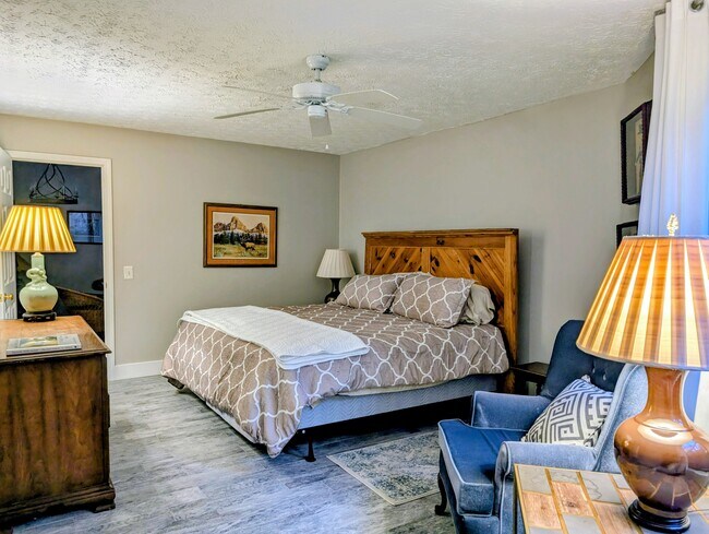 Building Photo - 842 Alpine Dr