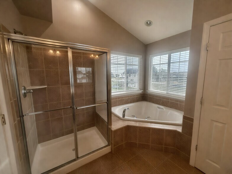 Master Bathroom - 15024 Burgandine Ave
