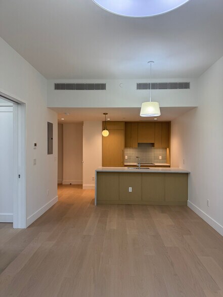 Building Photo - 2401 Queens Plz N