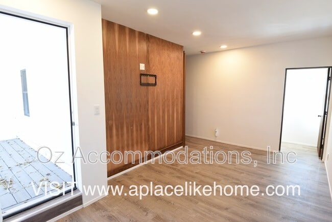 Building Photo - 4011 S Minnie St