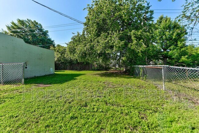 Building Photo - 527 W Dill St