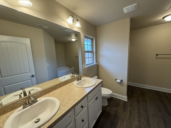Building Photo - 2467 Bell Manor Dr SW