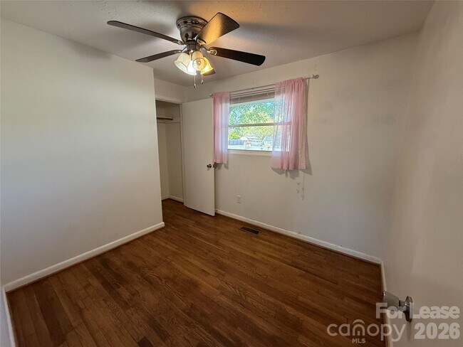 Building Photo - 910 Edgemont Ave