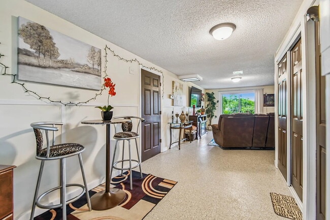 Building Photo - 1011 S Pointe Alexis Dr