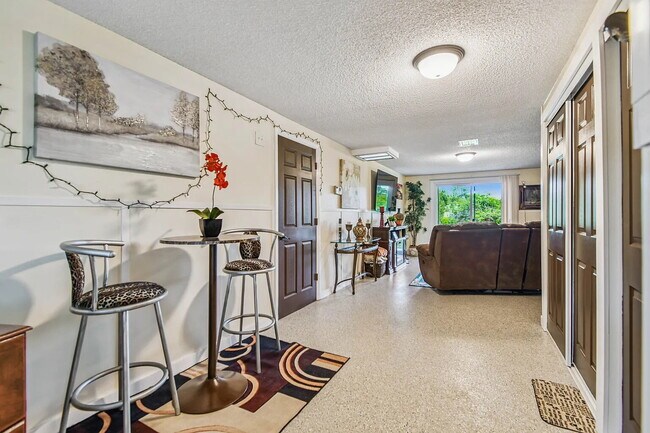 Building Photo - "Charming 3-Bed, 2-Bath Oasis at 1011a Sou...