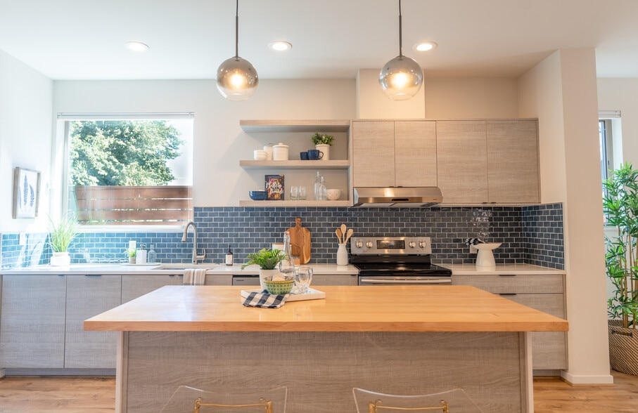 Chef's kitchen with butcher's block island - 424 26th Ave S