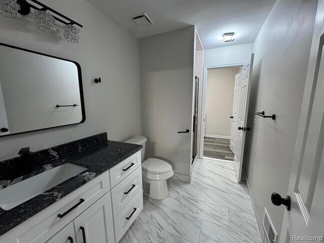 Building Photo - 2343 Heritage Pointe Dr