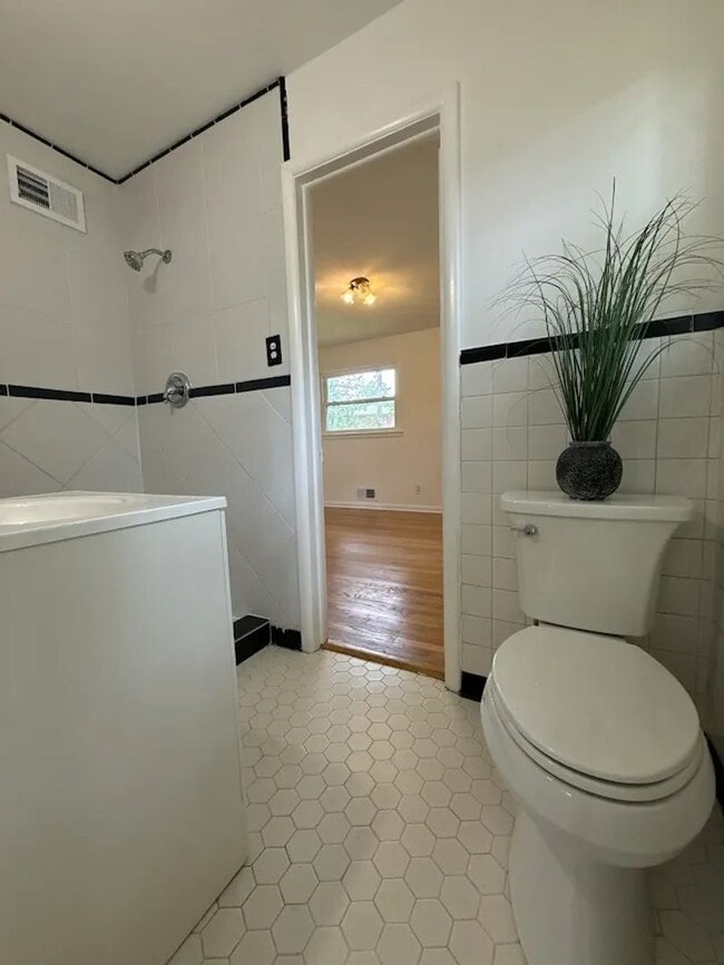 Building Photo - 2407 Summerland Dr