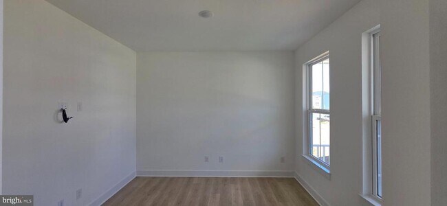 Building Photo - 1152 Broad Lk Dr