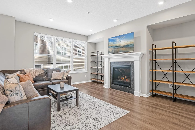 Building Photo - 801 Roselyn Dr