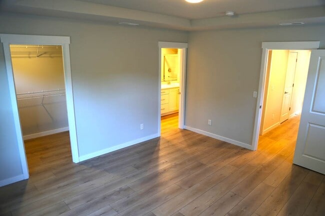 Building Photo - New 3 bed 2.5 Bath Townhome Ready for You!