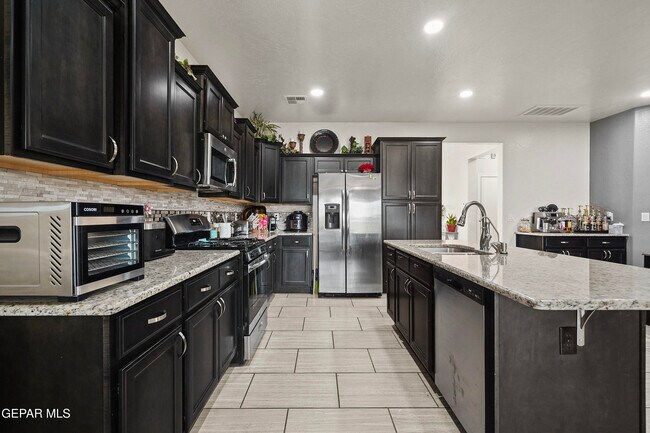 Building Photo - 212 S Manzanita Dr