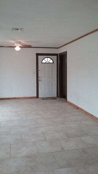 Front living room - 15016 County Road 1876