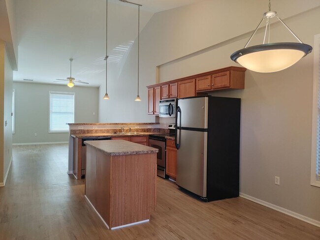 Building Photo - $1,550 | 2 Bedroom, 2 Bathroom Condo | No ...