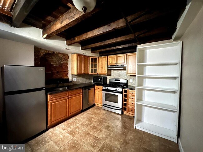 Building Photo - 623 S American St