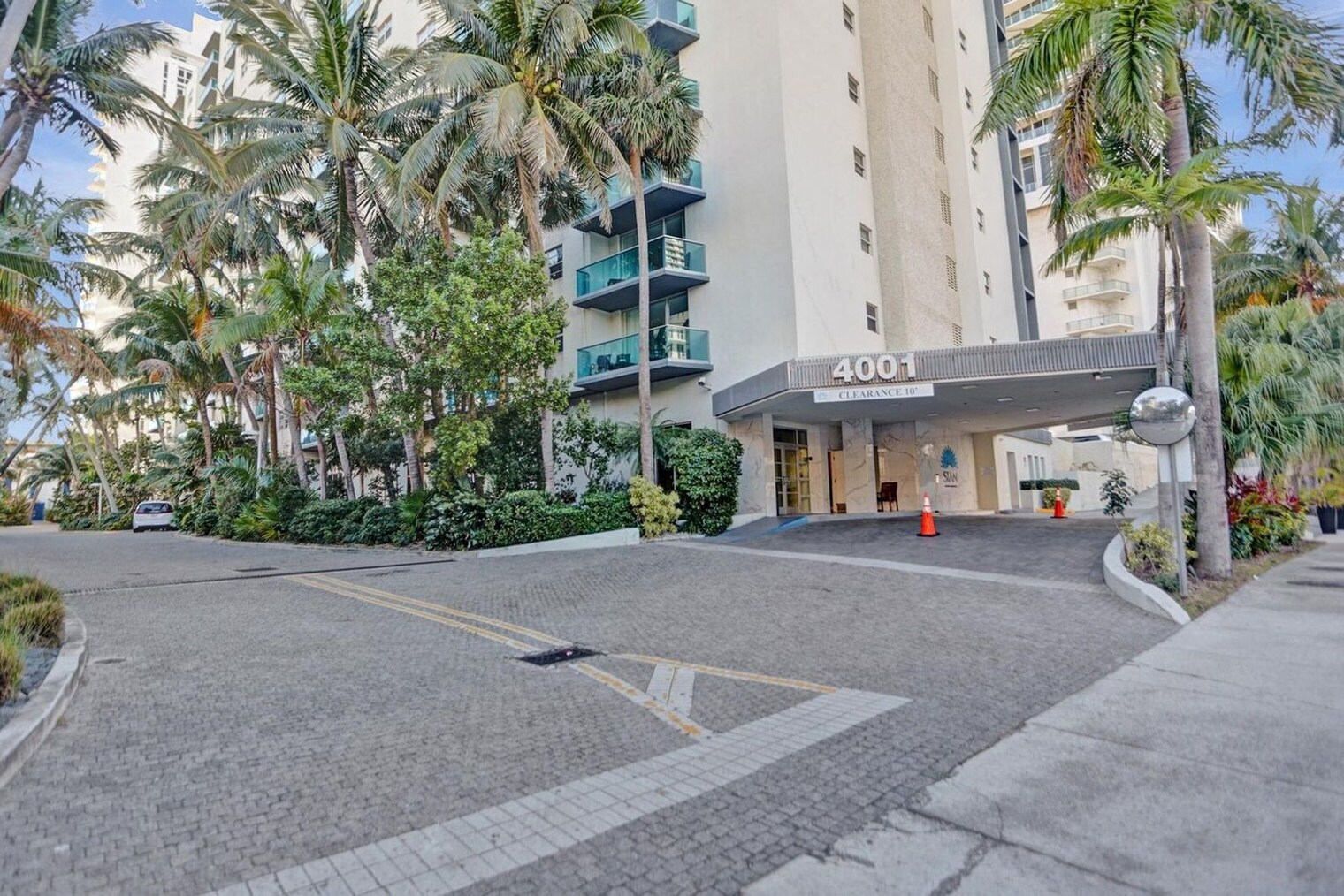 Building Photo - 4001 S Ocean Dr