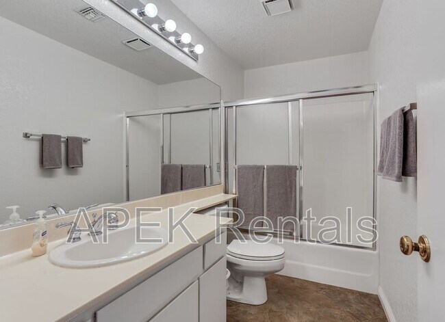 Building Photo - 2701 E Mesquite Ave