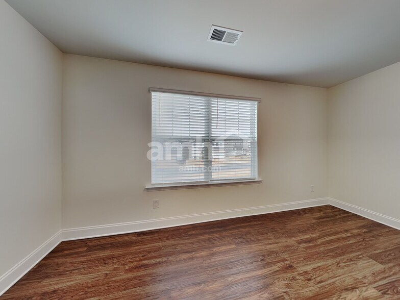 Building Photo - 183 Larragan Dr