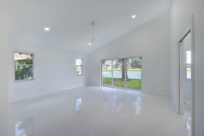 Building Photo - 6014 Golf Villas Dr