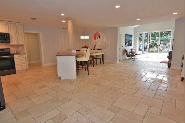 Building Photo - 2226 Siesta Dr