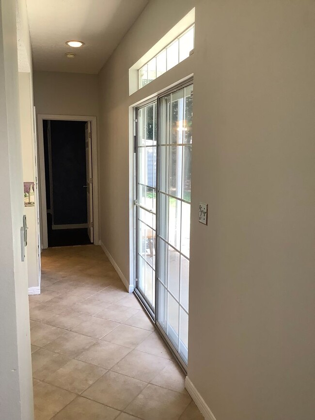 Building Photo - Spacious 3BR/3BA Townhome in PRIME location!!