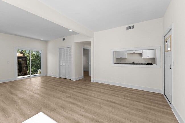 Building Photo - AVAILABLE NOW. 3 BED 1 BATH. IDEAL LOCATION IN BELLEVUE. CLOSE TO EVERYTHING WEST NASHVILLE. NEWL...