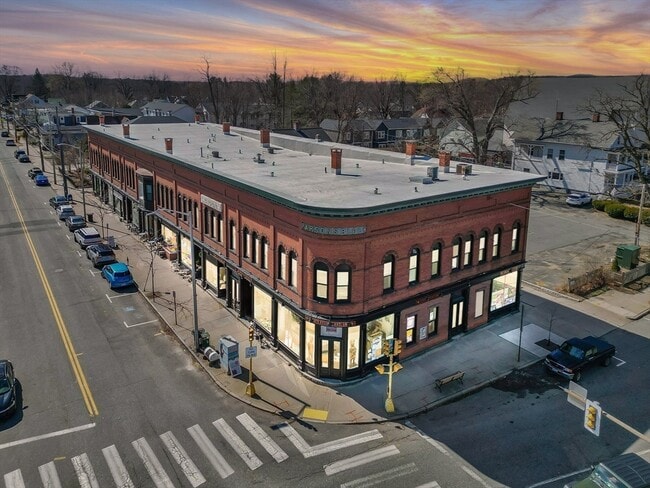 Building Photo - 82 1/2 Maple St