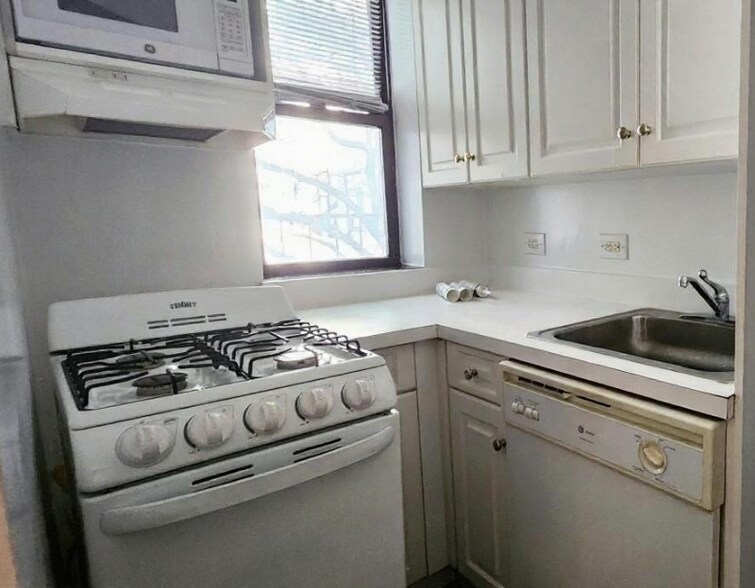 Building Photo - 159 E 55th St