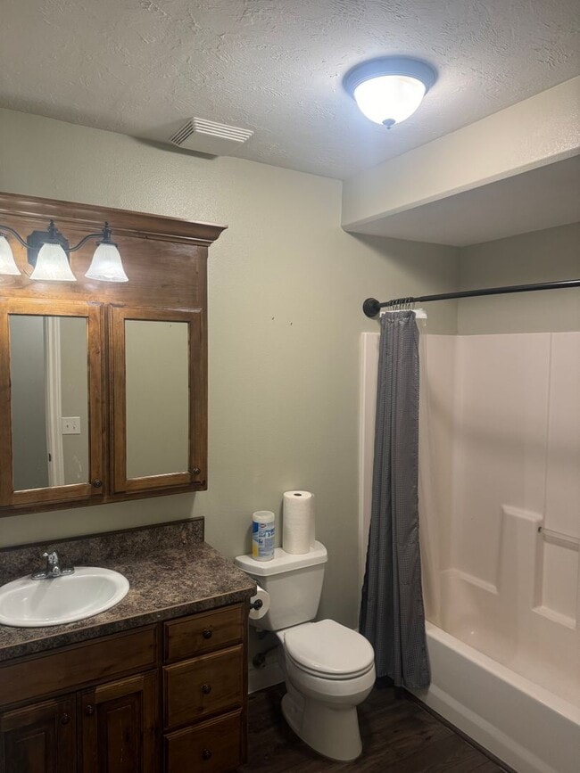 Building Photo - Large & Beautiful 6 Bedroom, 3 Bathroom Ho...