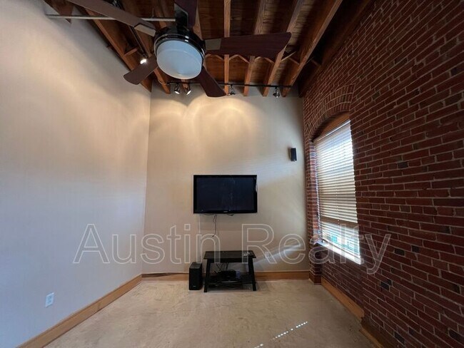Building Photo - 1004 Spruce St