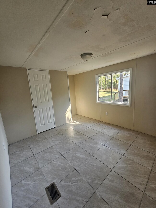 Building Photo - 119 E Woods Ct