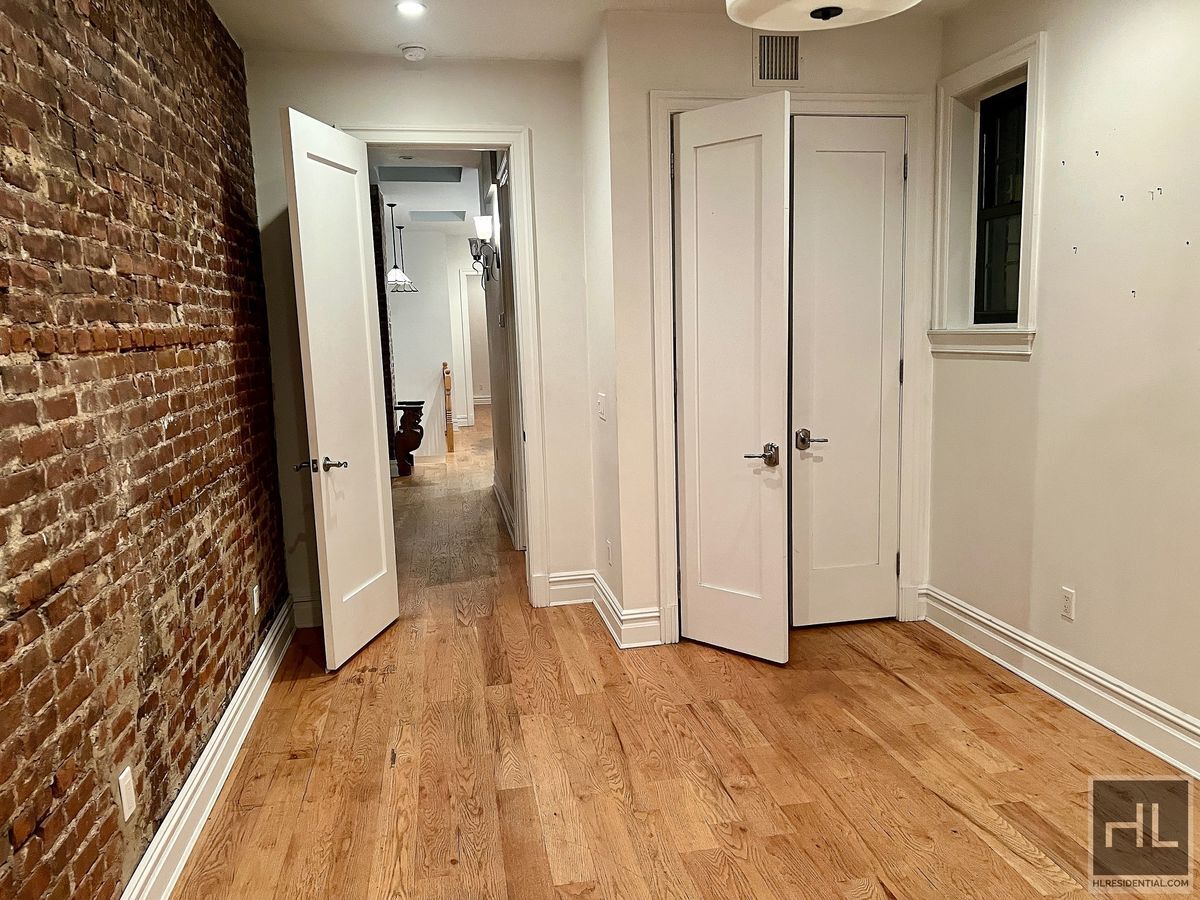 Building Photo - 6BR 3BA Historic Limestone Duplex In Crown...