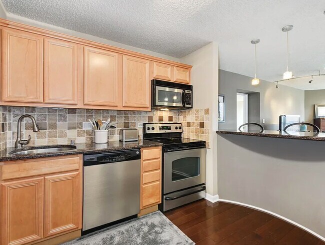 Building Photo - 111 W Maple St