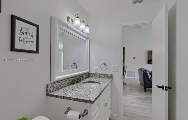 Building Photo - 876 Gardenia Dr